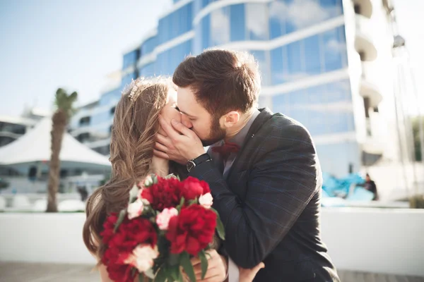 Élégant beau couple posant près du bâtiment en verre moderne — Photo