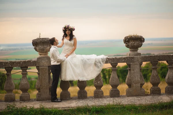 Hermosa boda romántica pareja de recién casados abrazos cerca del viejo castillo —  Fotos de Stock