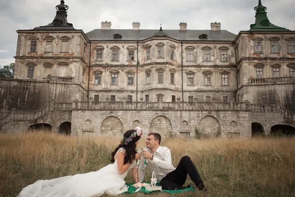新婚快乐夫妇拥抱和亲吻在背景老城堡 — 图库照片