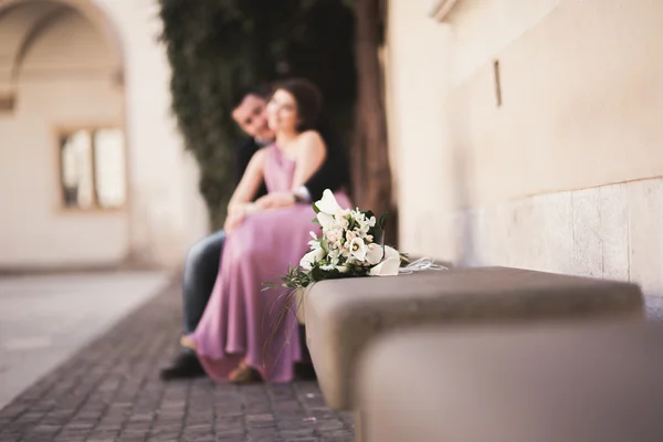 Bella coppia, uomo, ragazza con abito lungo rosa in posa nel vecchio castello vicino colonne. Vavello di Cracovia — Foto Stock