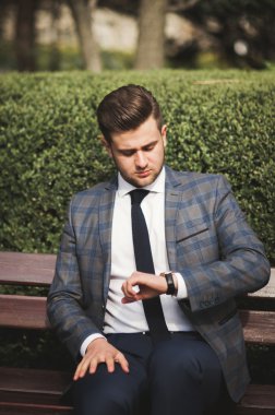 Kendine güvenen işadamı onun kol saati takım arıyorsunuz