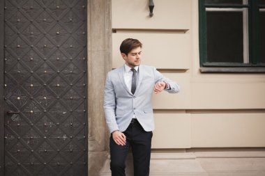 Kendine güvenen işadamı onun kol saati takım arıyorsunuz