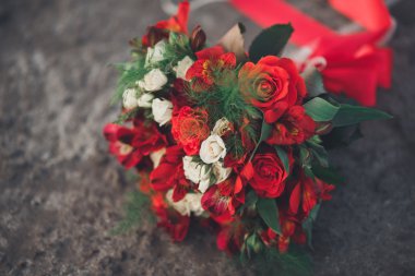 Farklı çiçeklerden oluşan lüks bir düğün buketi.