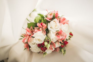 Farklı çiçeklerden oluşan lüks bir düğün buketi.