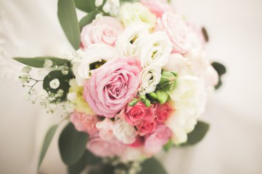 Farklı çiçeklerden oluşan lüks bir düğün buketi.