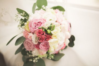 Farklı çiçeklerden oluşan lüks bir düğün buketi.