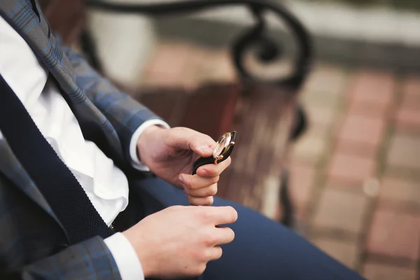 Hombre de negocios confiado mirando su reloj de pulsera en traje —  Fotos de Stock