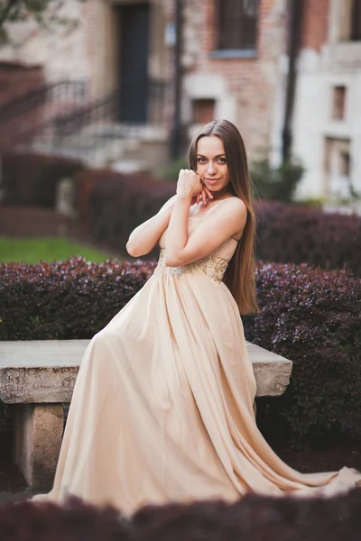 Mulher feliz bonita no parque um dia de primavera quente sentado no banco — Fotografia de Stock