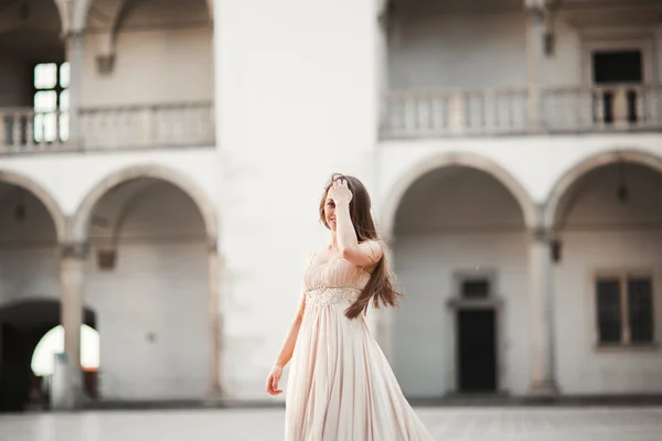 Schönes Mädchen, Model mit langen Haaren, das in einem alten Schloss in der Nähe von Säulen posiert. Krakauer Bauchnabel — Stockfoto