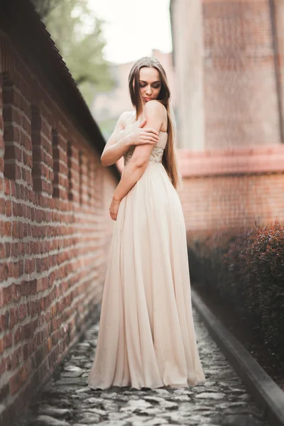 Όμορφη σέξι κορίτσι με μακριά μαλλιά και το φόρεμα τέλειο σχήμα μαυρισμένο σώμα possing κοντά σε τοίχο — Φωτογραφία Αρχείου