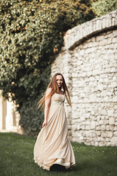 Schöne Mädchen, Modell mit langen Haaren posiert im Park in der Nähe der großen Mauer. Krakauer Bauchnabel — Stockfoto