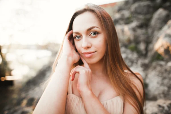 Bella giovane donna con abito lungo ritratto primo piano — Foto Stock