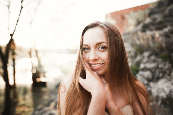 Güzel genç kadın uzun elbise yakın çekim portre ile — Stok fotoğraf