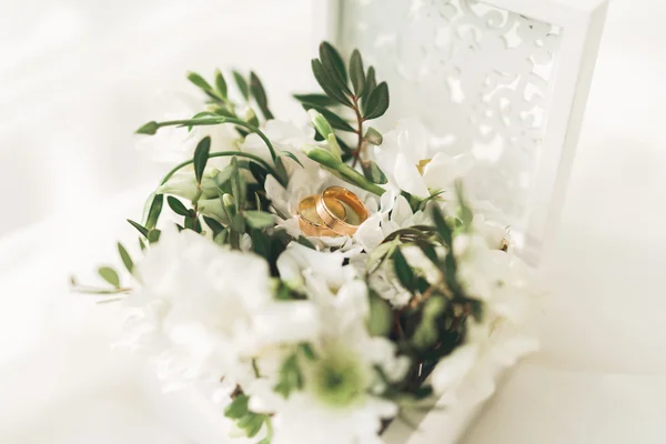 Luxus esküvői Jegygyűrűk feküdt a levelek és a fű — Stock Fotó