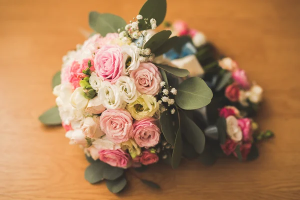 Wunderbarer luxuriöser Hochzeitsstrauß aus verschiedenen Blumen — Stockfoto