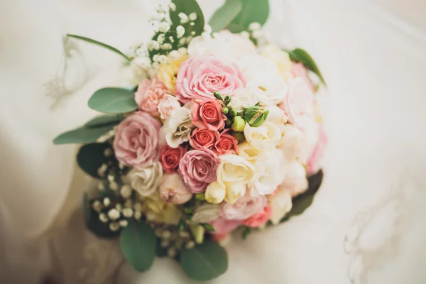Wunderbarer luxuriöser Hochzeitsstrauß aus verschiedenen Blumen — Stockfoto