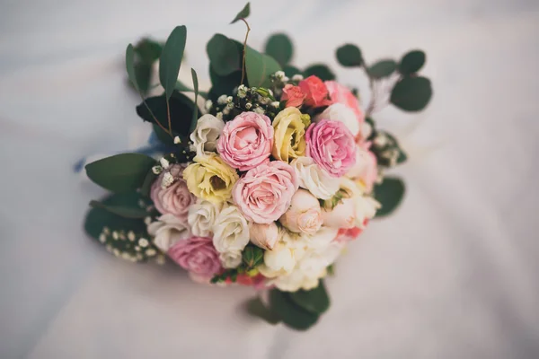 Wunderbarer luxuriöser Hochzeitsstrauß aus verschiedenen Blumen — Stockfoto