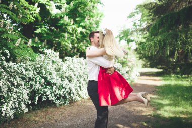 Şık güzel mutlu düğün çift öpüşme ve Botanik Bahçesi içinde kucaklayan