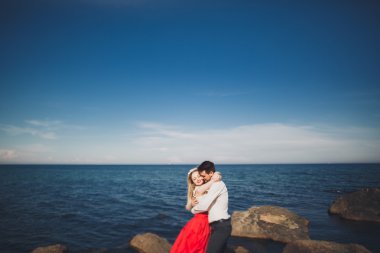 Sevimli gelin, manzara, dağlar ve denizin muhteşem Düğün çifti üzerinde zarif damat