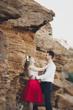 Romantik sevgi dolu çift kayalar ve taşlar Sahilde yürüyüş