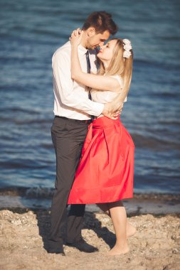 Genç mutlu çift holding birbirlerini etrafında gülümseyen Sahilde yürüyüş. Aşk hikayesi