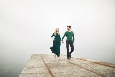 İskelede, genç ailede mutlu çift harcama balayı tatil lüks Adaları seviyorum