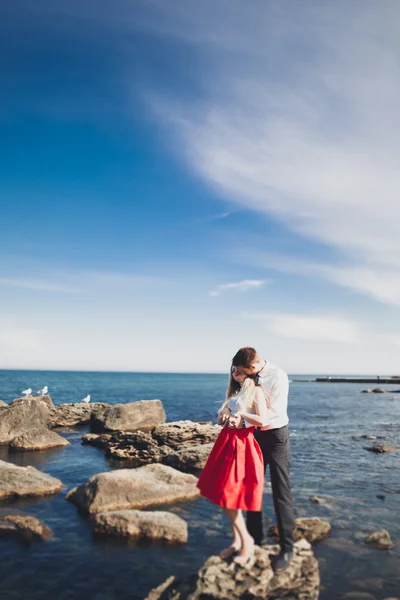 Charmante bruid, elegante bruidegom op landschap van bergen en zee prachtig bruidspaar — Stockfoto