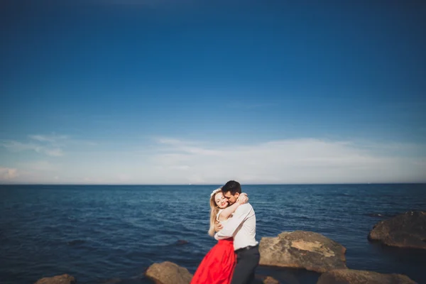 魅力的な花嫁、山と海の豪華な結婚式のカップルの風景にエレガントな新郎 — ストック写真