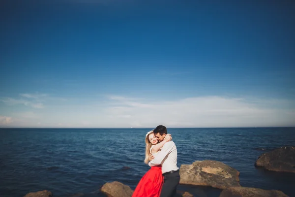 Charmante Braut, eleganter Bräutigam in der Landschaft der Berge und des Meeres wunderschönes Hochzeitspaar — Stockfoto