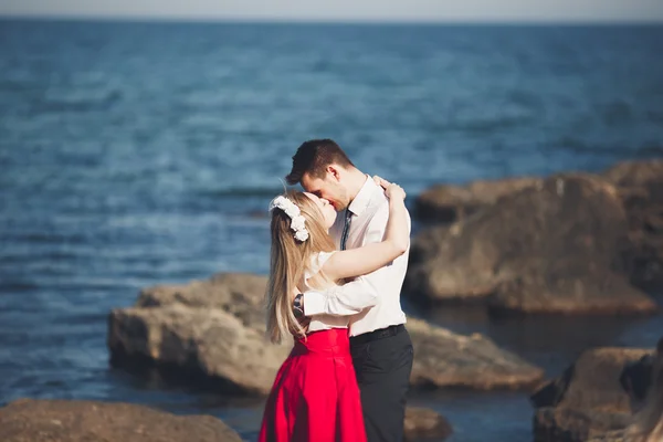 Charmante Braut, eleganter Bräutigam in der Landschaft der Berge und des Meeres wunderschönes Hochzeitspaar — Stockfoto