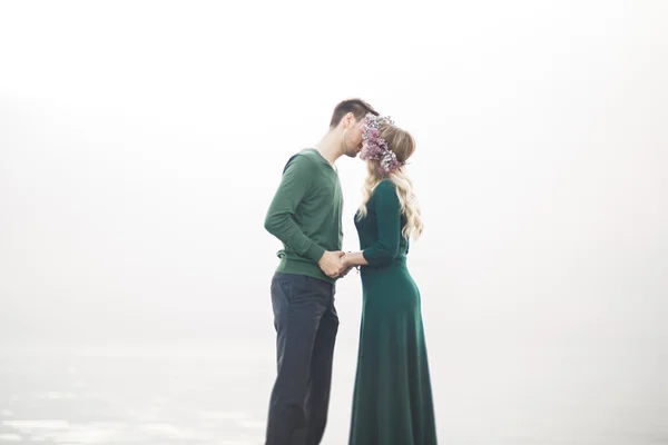Preciosa pareja besándose y abrazándose en un muelle de mar —  Fotos de Stock