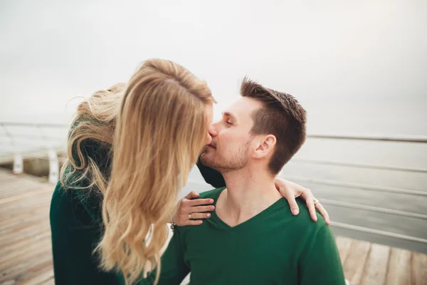 Casal feliz no cais, jovem família apaixonada passar lua de mel férias ilhas de luxo — Fotografia de Stock