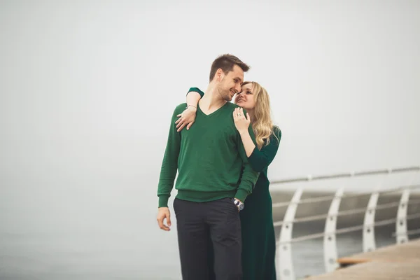Bella coppia baciare e abbracciare su un molo di mare — Foto Stock