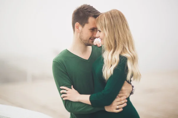 Pareja feliz en el muelle, familia joven enamorada pasar vacaciones de luna de miel islas de lujo —  Fotos de Stock