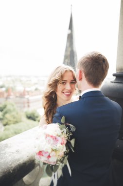 Muhteşem bir düğün çifti eski Lviv şehrinde yürüyor.