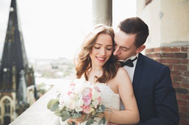 Muhteşem bir düğün çifti eski Lviv şehrinde yürüyor.