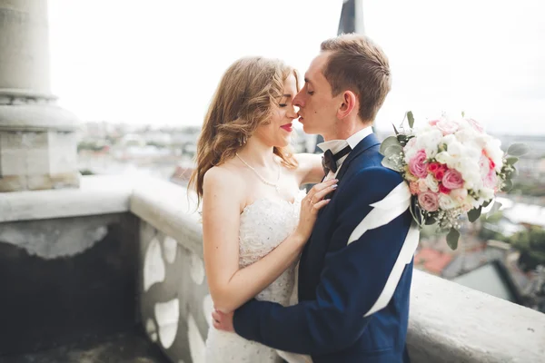 Hermosa pareja de boda caminando en la ciudad vieja de Lviv — Foto de Stock