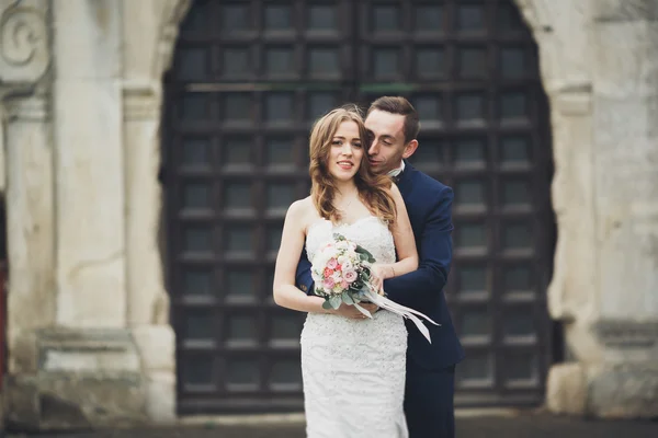 Casal romântico bonito casal de recém-casados abraçando perto do castelo velho — Fotografia de Stock