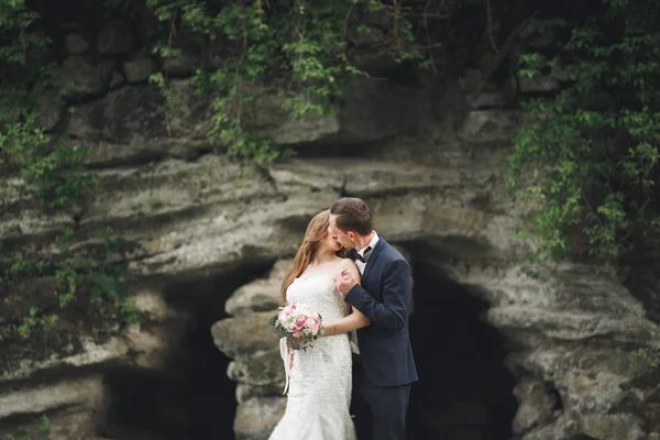 Vidám házas esküvő házaspár jelentő nea sziklák — Stock Fotó
