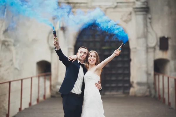 Наречений і наречений з димовими бомбами на фоні замку — стокове фото