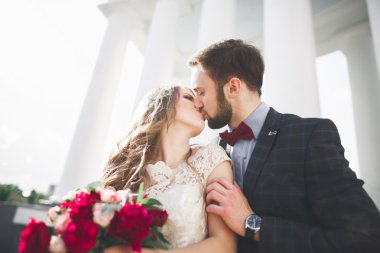 Lüks evli çift, gelin ve damat eski şehirde poz veriyor.