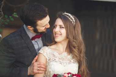 Bahar mevsiminde öpüşen düğün çifti. Yakın plan portre.