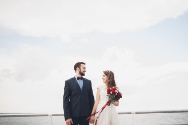 Gün batımında sahilde yürüyüş sadece evli evlilik çift.