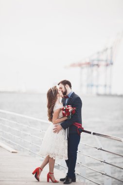 Gün batımında sahilde yürüyüş sadece evli evlilik çift.