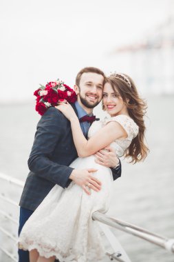 Denizin üzerinde bir iskele üzerinde duran evli evlilik çift