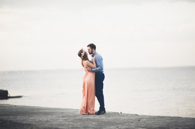 Denizin üzerinde bir iskele üzerinde duran evli evlilik çift