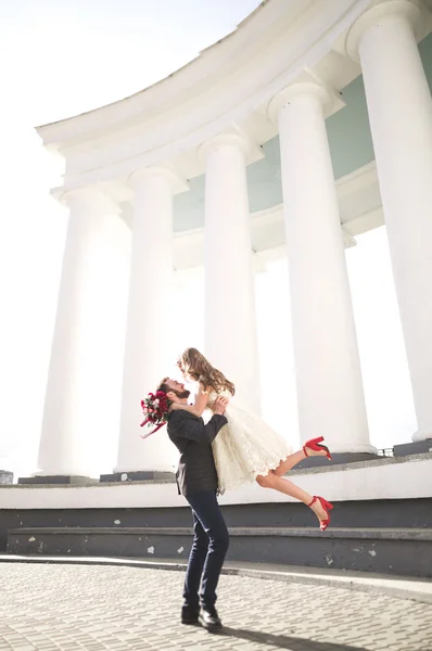 Luxury married wedding couple, bride and groom posing in old city — Stock Photo, Image