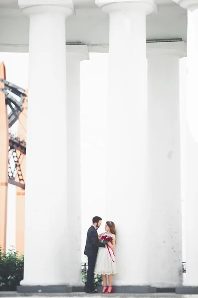 Pareja de matrimonio de lujo, novia y novio posando en la ciudad vieja —  Fotos de Stock
