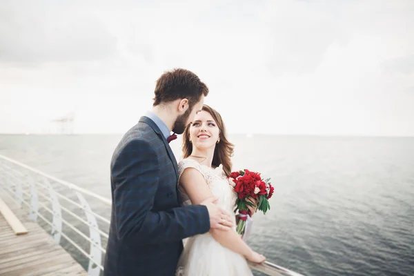 已婚的夫妇站在码头上的海景 — 图库照片
