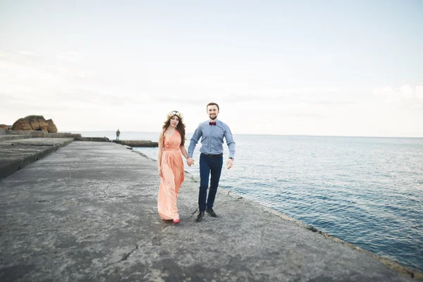 Mooie verliefde paar, trots met lange jurk wandelen op de pier — Stockfoto